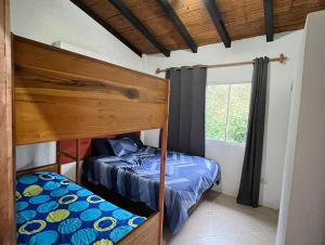 奥隆Olon Cabin的一间卧室设有两张双层床和一扇窗户。