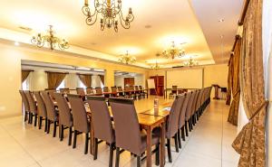 博克斯堡非洲精品酒店​​O.坦博的一间带长桌和椅子的用餐室