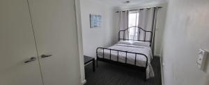 弗里曼特北库基海滩旅馆的小房间设有床和窗户