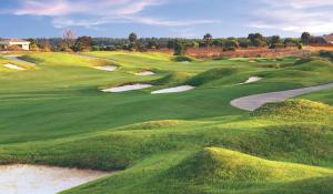 基西米Gorgeous 3Br Condo 10 min Disney, Golf Water Park的享有高尔夫球场和绿色山丘的景色
