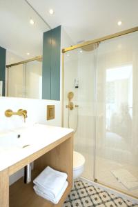 巴黎巴蒂诺勒酒店的带淋浴、盥洗盆和卫生间的浴室