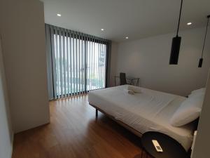 比纳罗斯VILLA EULALIA的一间卧室设有一张大床和一个大窗户