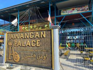 关丹Awangan Palace的一座建筑前的美国宫殿标志