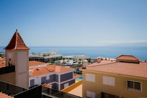 圣地亚哥港Residencial Playa de La Arena的从大楼的阳台上可欣赏到海景