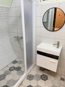 埔里星玥涵屋的浴室配有盥洗盆和带镜子的淋浴