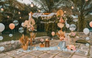 Hulu Yam BaharuHolistay Forest Villa I 34 Pax I Gathering I Team Building I Wedding的一张桌子,上面有粉红色和白色的花朵和气球