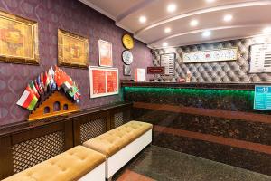 加济安泰普帕慕克城市酒店 的一间酒吧,在房间中间配有沙发