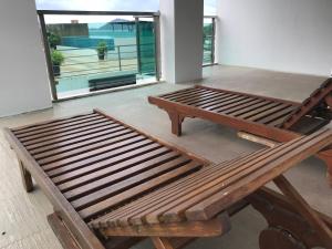 芭东海滩贝克利夫公寓酒店的一张木凳,坐在一张桌子上