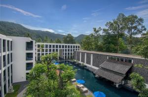 象岛Awa Resort Koh Chang的享有带水池的建筑的外部景色
