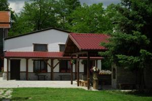 ElhovoКъща за гости Мелницата的一座红色屋顶的房子和一座建筑