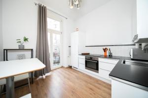 杜塞尔多夫WHITE 60 QM Apartment - Zentral - Balkon - Messe的厨房配有白色橱柜和台面