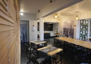 洛特河畔的维伦纽夫冰川酒店的配有桌椅和酒杯的餐厅