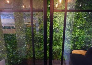 洛特河畔的维伦纽夫冰川酒店的窗户享有外面的花园的景致。