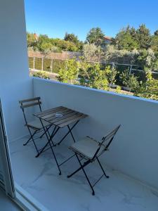 普罗旺斯艾克斯Superbe appartement avec balcon et parking的美景阳台配有两把椅子和一张桌子