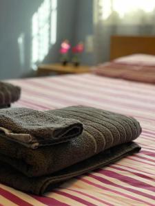 卡瓦拉KOLOKOTRONIS’ HOUSE的床上有两条毛巾