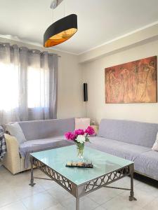 卡瓦拉KOLOKOTRONIS’ HOUSE的客厅配有沙发和桌子