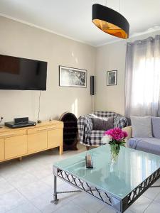 卡瓦拉KOLOKOTRONIS’ HOUSE的客厅配有沙发和桌子