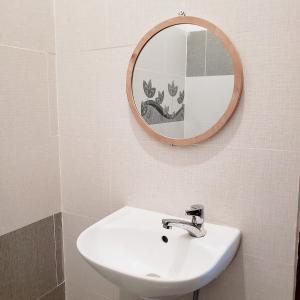 头顿One Room的浴室设有白色水槽和镜子