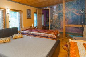 珀尔瓦Külalismaja Malaika的一间卧室设有两张床,墙上挂着一幅画
