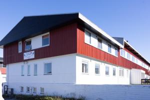 努克Nordbo in Centrum的黑色屋顶的红色和白色建筑