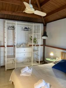 泰拉西尼la Casetta di Laura的一间卧室配有床和白色橱柜
