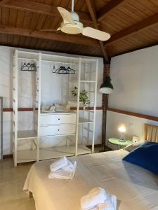 泰拉西尼la Casetta di Laura的一间卧室配有一张床和吊扇