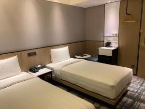 台北德立庄酒店的酒店客房,设有两张床和两个卫生间