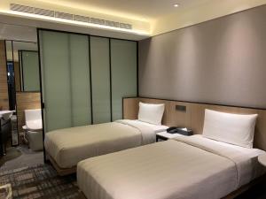 台北德立庄酒店的酒店客房带两张床和一间浴室