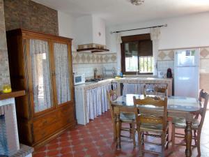 埃尔加斯托尔Balcón al Valle的厨房配有桌椅和冰箱。