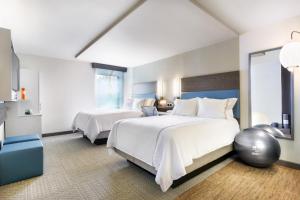 诺沃克诺沃克伊文酒店的一间卧室设有两张床和大窗户