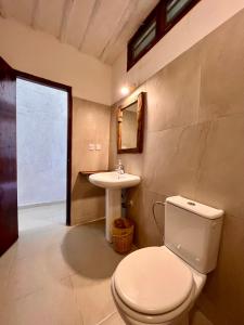 吉汶瓦White Dream的一间带卫生间和水槽的浴室
