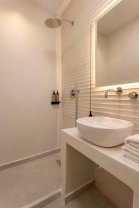 安迪帕罗斯岛克洛斯村旅馆的白色的浴室设有水槽和镜子