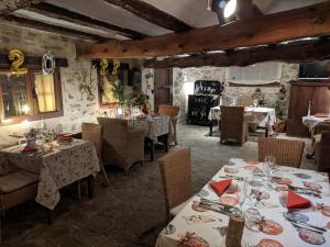 特连特Xana Casa Rural的一间在房间内配有桌椅的餐厅