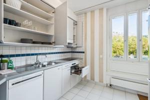 苏黎世Spacious Central Apartments HOTING的白色的厨房设有水槽和窗户