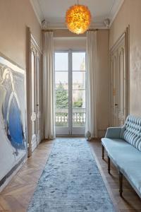 波尔多L'Apparthôtel Particulier Bordeaux的带沙发和大窗户的客厅