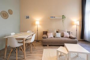 布达佩斯Bokay Apartman next to Corvin Promenade的客厅配有沙发和桌子