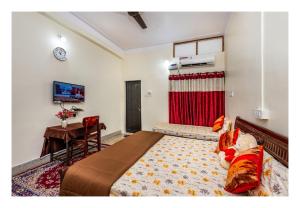 贾巴尔普尔Jaiswal Homestay的一间卧室配有一张大床,上面有泰迪熊