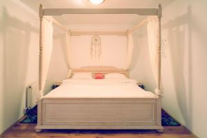 科马尔尼克Casa de vacanta Isabelle的客房内的白色床和天蓬