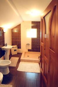 科马尔尼克Casa de vacanta Isabelle的带浴缸、卫生间和盥洗盆的浴室
