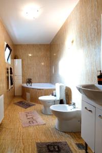 科马尔尼克Casa de vacanta Isabelle的一间带两个卫生间和浴缸的浴室
