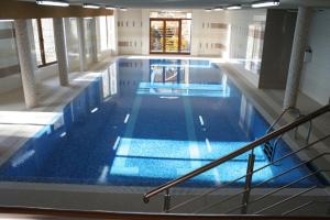 考斯赛力克Bubas的蓝色海水大型室内游泳池
