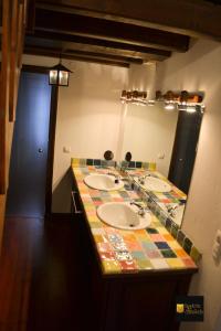 蓬特维耶斯戈HdeC Hosteria de Castañeda Alojamiento Turistico的浴室设有3个水槽和镜子的台面