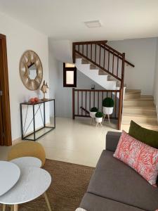 巴尔韦尔德Apartamentos Los Catorce, EL Hierro的带沙发和楼梯的客厅