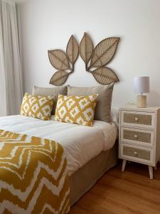 巴尔韦尔德Apartamentos Los Catorce, EL Hierro的一间卧室配有一张带大型蝴蝶床头板的床