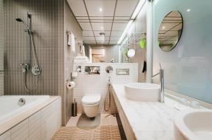 塔林多尔帕特温泉&会议酒店的带浴缸、卫生间和盥洗盆的浴室