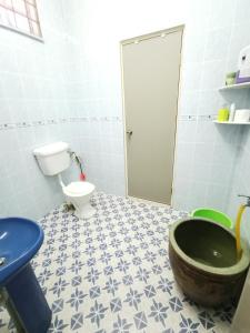 波德申Jen PD Homestay - Unique, Antique House NO WIFI的一间带卫生间和浴缸的浴室
