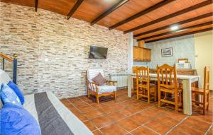 卡萨拉博内拉Amazing Home In Casarabonela With Kitchenette的客厅配有桌椅