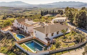 卡萨拉博内拉Amazing Home In Casarabonela With Kitchenette的享有带游泳池的房屋的空中景致