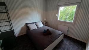 第戎Studio Privé Dijon的一间小卧室,配有一张带窗户的床