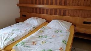 BromskirchenLandgasthof Steuber的两张睡床彼此相邻,位于一个房间里